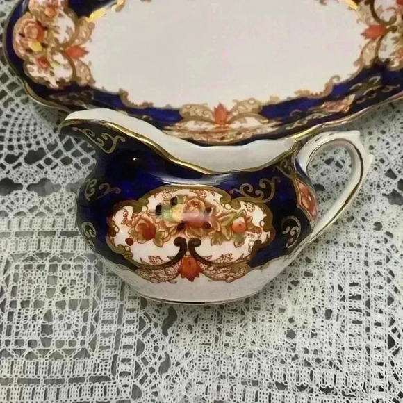 Royal Albert Bone China "Heirloom" cream set - creamer and tray  only - Vintage - Picture 8 of 16